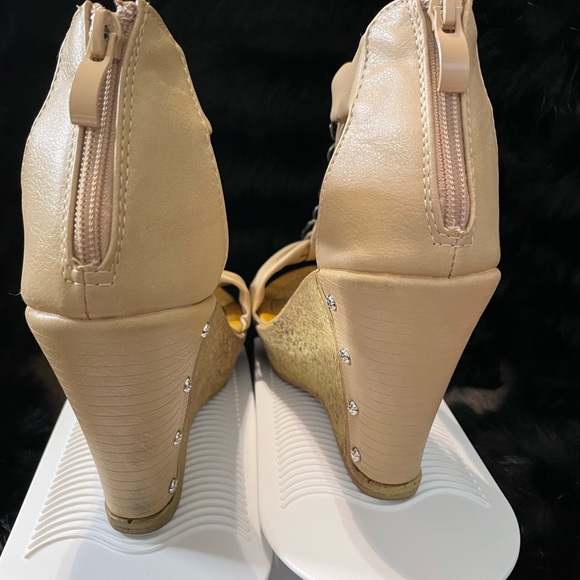 Tan wedges - Picture 3 of 5